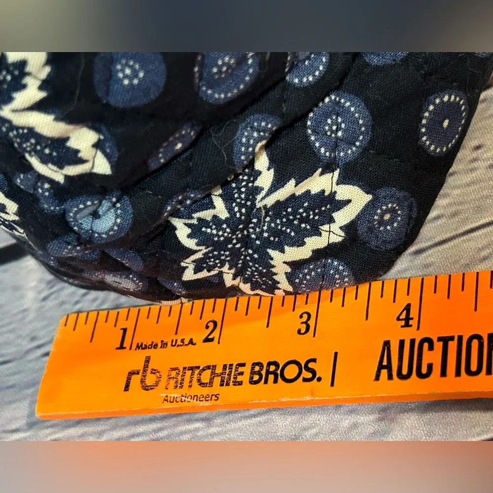VERA BRADLEY blue Coin Leaf pattern should bag with button closure - Picture 9 of 9